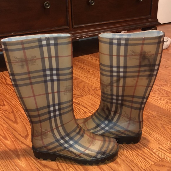 Burberry rain boots! - Picture 3 of 6